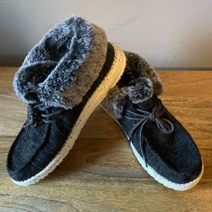 Hey Dudes • Women’s 7 • Fuzzy Boots • Charcoal